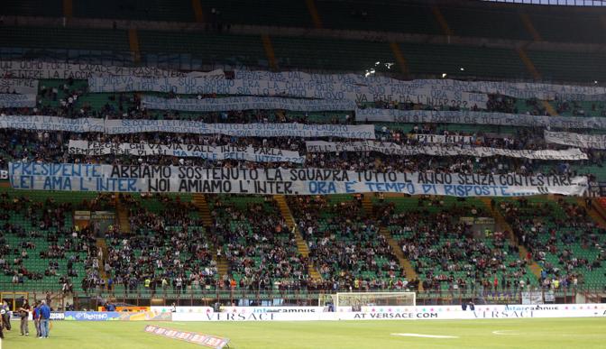 Inter-Lazio, panoramica della Curva Nord: i tifosi nerazzurri espongono 12 striscioni con altrettante domande rivolte a Moratti. E in basso la richiesta: 